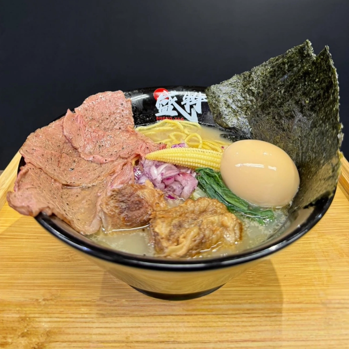 盛牪牛骨拉麵